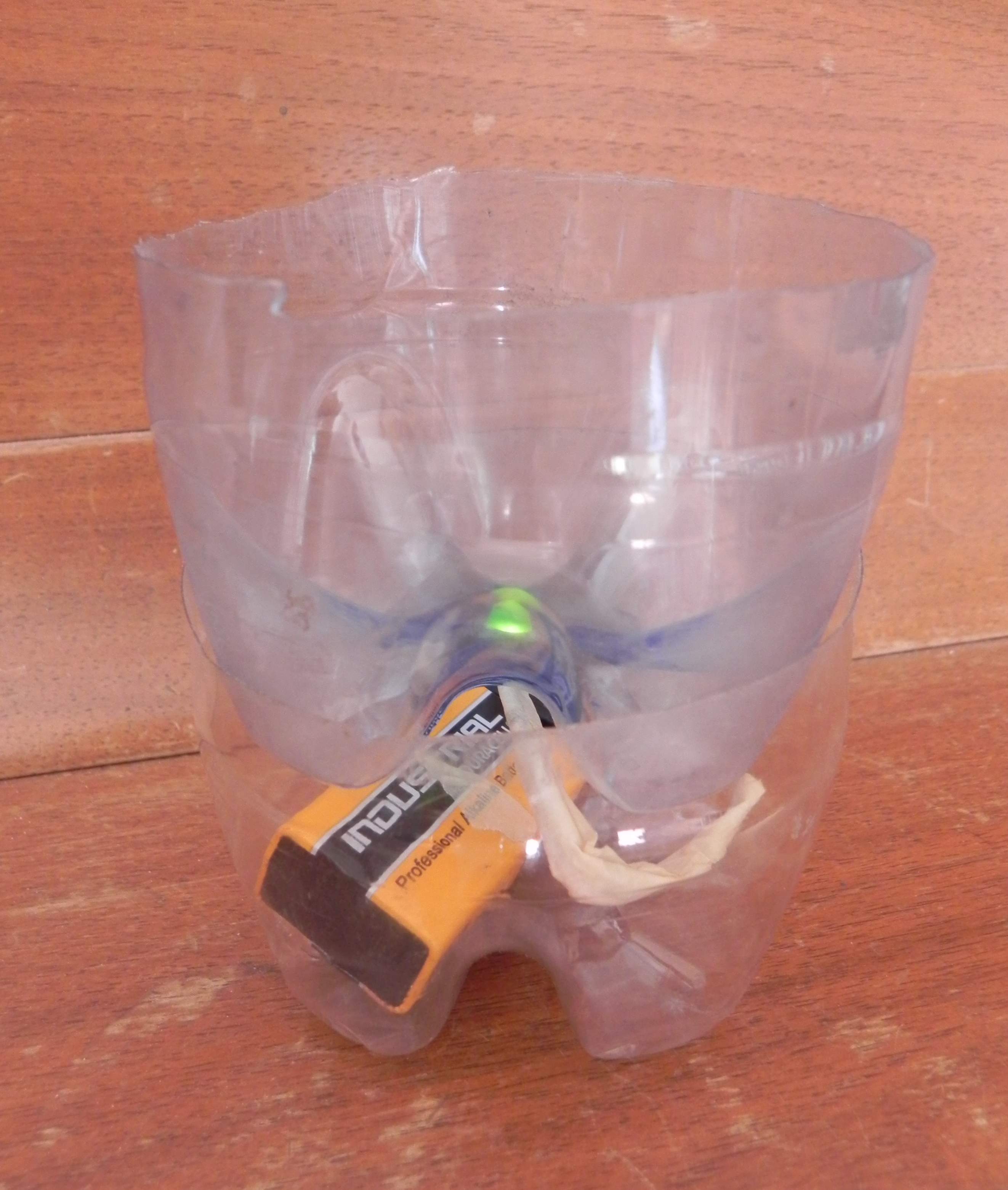 LED-Falle mit doppeltem Boden, bestehend aus den untersten Teilen von zwei PET-Flaschen (Stefan Ineichen).